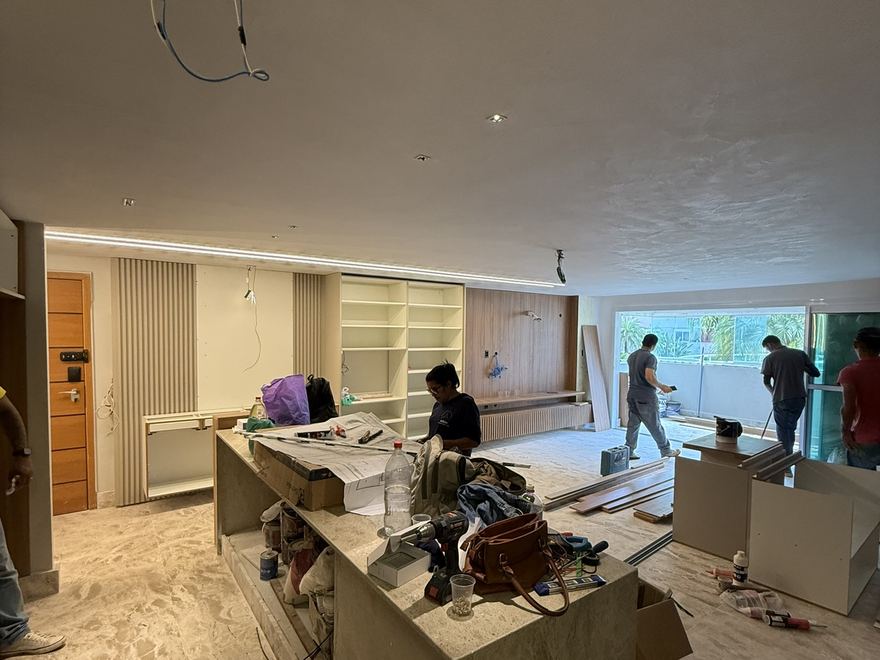 Ilhas do Lago — Estar e cozinha em fase de acabamento