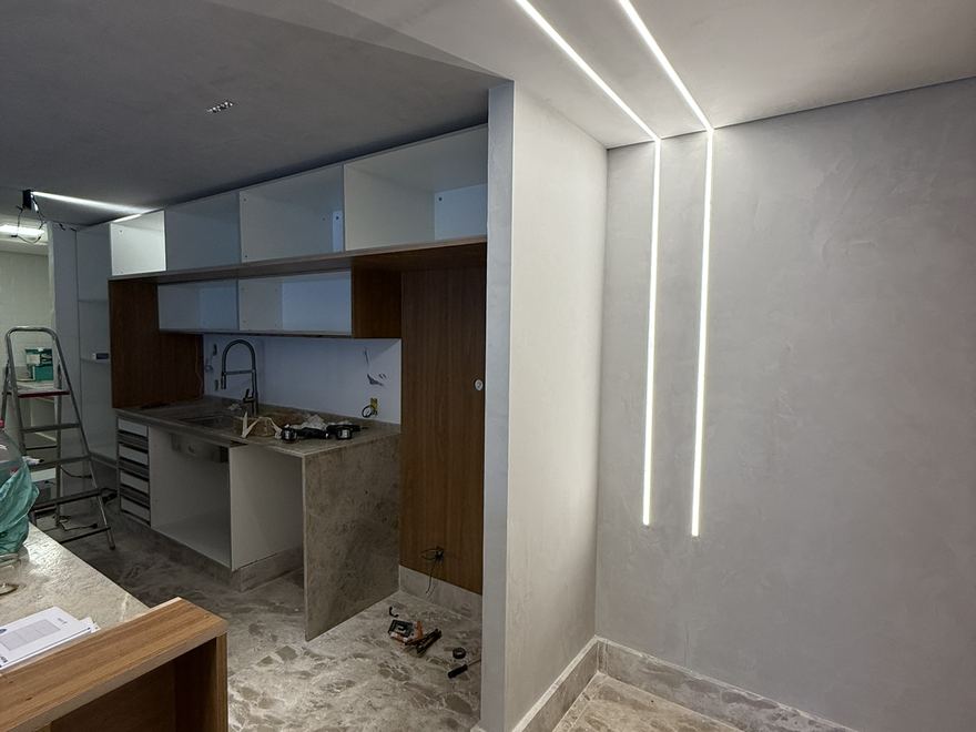 Ilhas do Lago — Cozinha com iluminação linear embutida