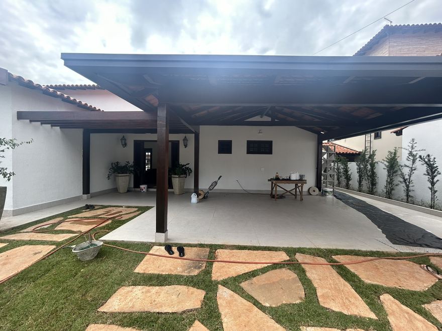 Ville de Montagne — Varanda com pergolado e paisagismo